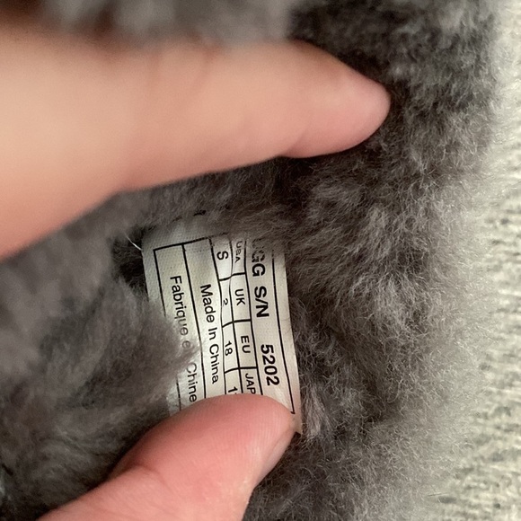 Infant Ugg Erin Bootie Style 5202 in Charcoal - Picture 8 of 8